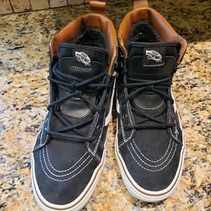 Vans SK8 Hi MTE in black with white trim